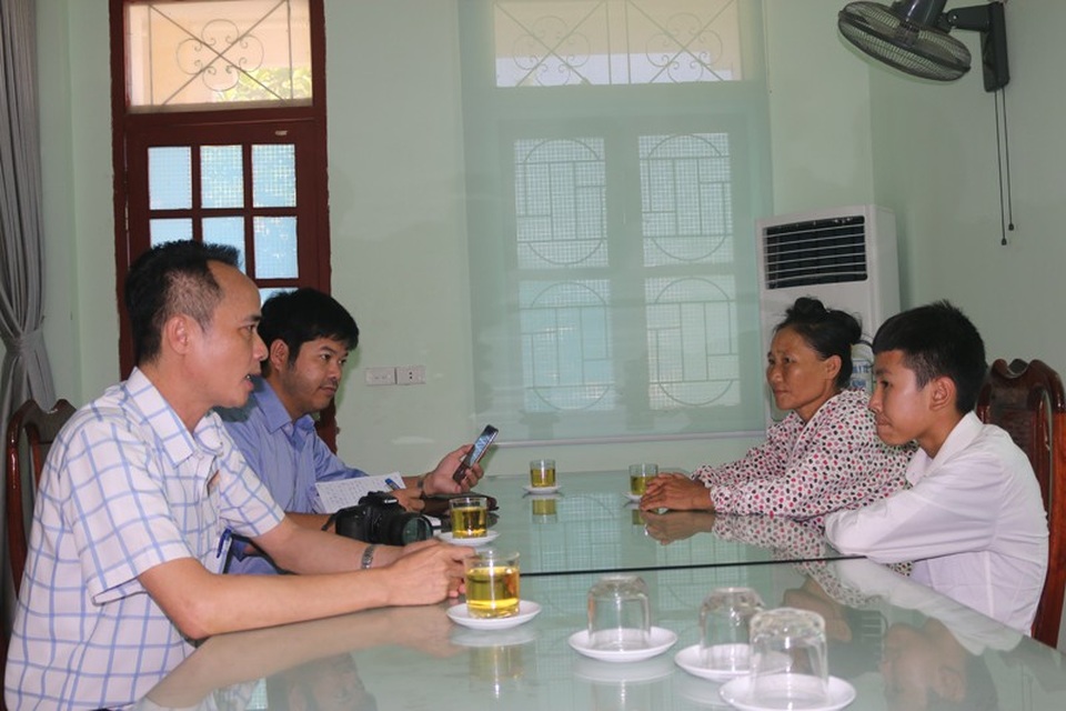 Buổi học đầy xúc động của “cậu bé ngậm ngùi nghỉ học sau khi báo hiếu bố mẹ” - 1 Duy được người thân đưa đến trường làm thủ tục nhập học vào chiều qua