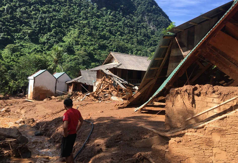 “Mất hết rồi, nhà cũng không còn để về nữa” - 11 Cơn lũ ập xuống bất ngờ khiến người dân không kịp trở tay