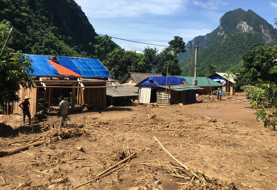 “Mất hết rồi, nhà cũng không còn để về nữa” - 6
Con đường vào bản tan tác sau lũ