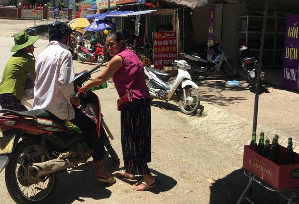 Khan hiếm xăng dầu vì mưa lũ cô lập, tư nhân bán đắt gần gấp đôi - 3 Sau nhiều ngày bị cô lập, người dân tìm về thị trấn mua xăng dầu
