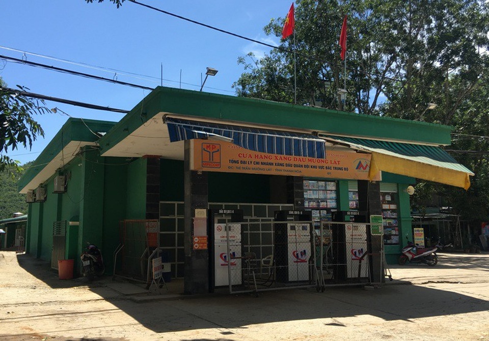 Khan hiếm xăng dầu vì mưa lũ cô lập, tư nhân bán đắt gần gấp đôi - 1 Cửa hàng xăng dầu đóng cửa để ưu tiên cho nhiệm vụ khắc phục hậu quả mưa lũ và cứu trợ bà con