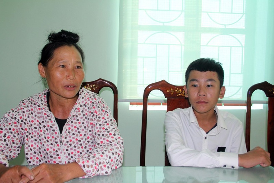 Cậu bé “ngậm ngùi nghỉ học” sau khi báo hiếu bố mẹ được Trường THPT Cẩm Bình tiếp nhận, hỗ trợ tối đa - 5
Bà Xuân bày tỏ niềm vui khi cháu Duy được Trường THPT Cẩm Bình tiếp nhận vào học.
