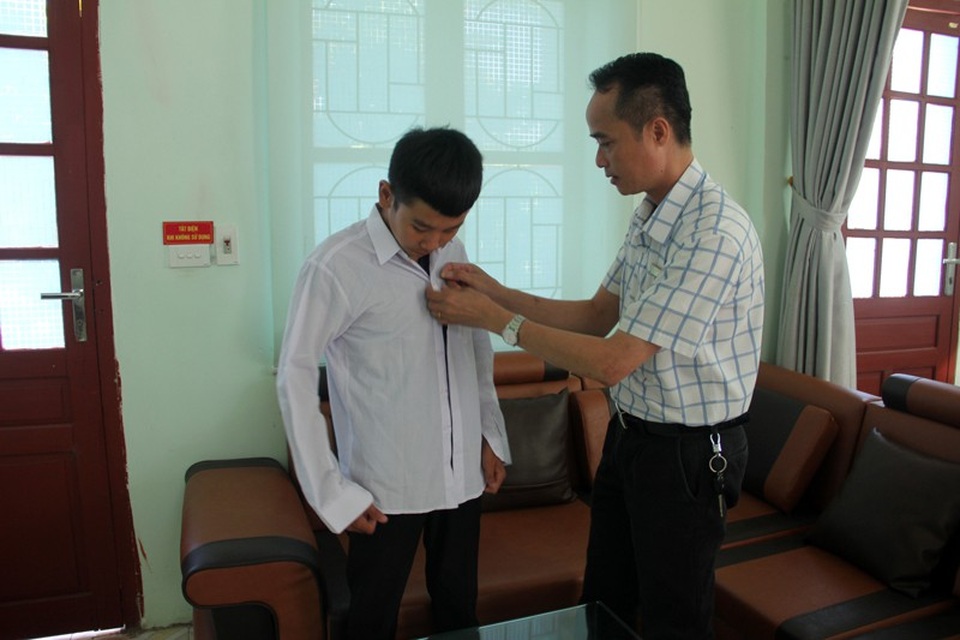 Cậu bé “ngậm ngùi nghỉ học” sau khi báo hiếu bố mẹ được Trường THPT Cẩm Bình tiếp nhận, hỗ trợ tối đa - 4 Thầy Nguyễn Văn Quang trao tặng em Duy áo đồng phục của nhà trường
