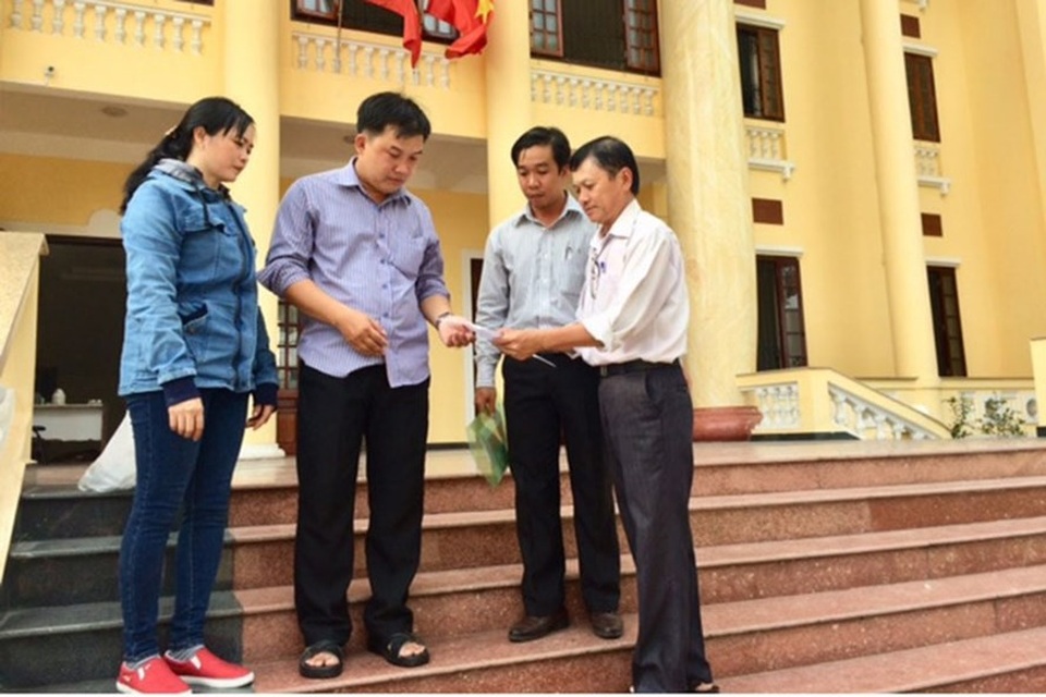 Công đoàn hỗ trợ công nhân thắng vụ kiện đòi BHXH - 1
Ông Trần Văn Triều - Giám đốc Trung tâm Tư vấn pháp luật (LĐLĐ TPHCM) (ngoài cùng bên phải) hướng dẫn công nhân tại tòa. Ảnh: L.T