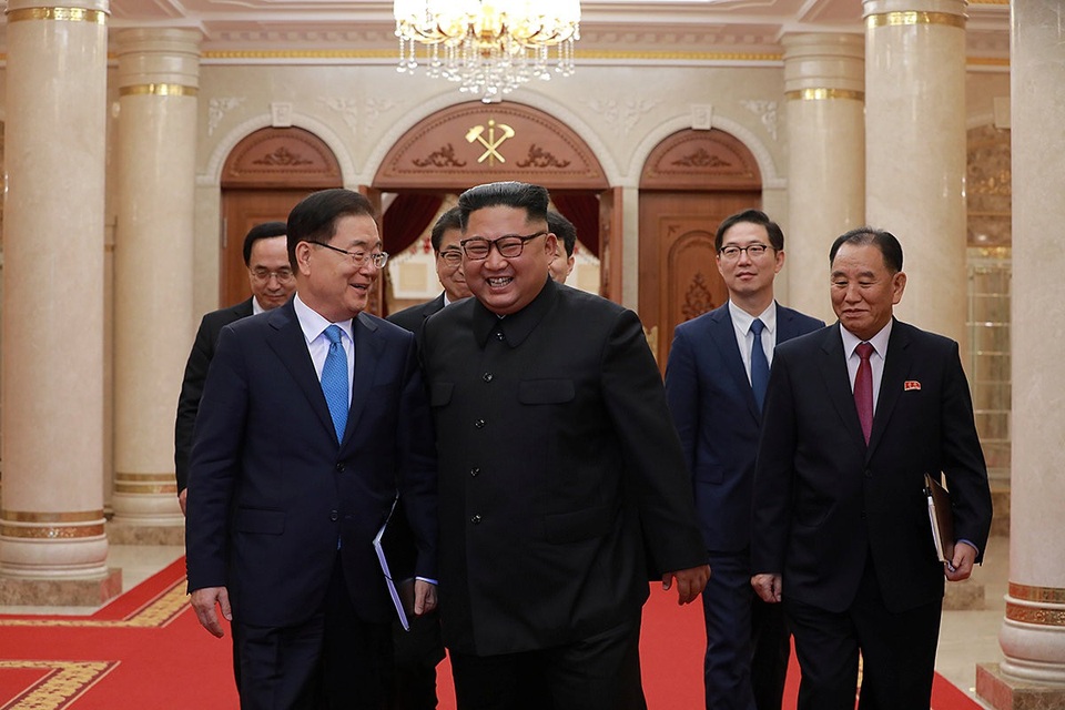 Ông Kim Jong-un nhận thư riêng của Tổng thống Hàn Quốc - 5 Đoàn đặc phái viên Hàn Quốc do ông Chung Eui-yong - cố vấn an ninh cấp cao của Tổng thống Moon đồng thời là Chủ tịch Hội đồng An ninh Quốc gia Hàn Quốc dẫn đầu (Ảnh: Reuters)