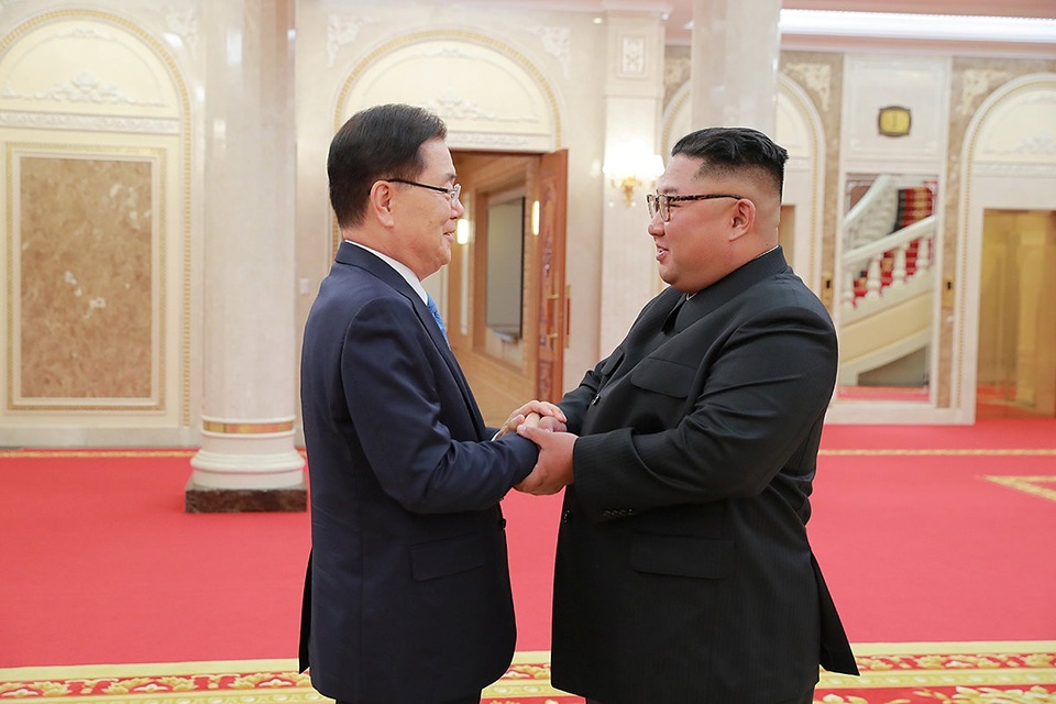 Ông Kim Jong-un nhận thư riêng của Tổng thống Hàn Quốc - 6 Ông Kim Jong-un nắm tay ông Chung Eui-yong trong cuộc gặp tại Bình Nhưỡng (Ảnh: Reuters)