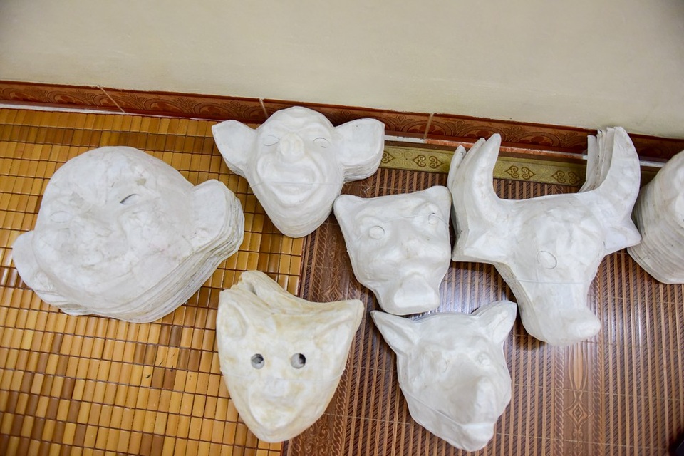 Gia đình làm mặt nạ giấy bồi cuối cùng ở phố cổ Hà Nội - 3
Những hình khuôn mặt nạ truyền thống như Chí Phèo, Thị Nở, chú Tễu, trâu, lợn… Mấy năm đây, anh Hòa làm thêm các nhân vật truyện tranh nước ngoài như Batman, người nhện… để phục vụ thị hiếu.