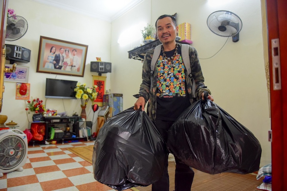 Gia đình làm mặt nạ giấy bồi cuối cùng ở phố cổ Hà Nội - 10
Anh Nam (một người mua hàng) cho biết: Dù trên thị trường có nhiều loại mặt nạ giấy bồi nhưng qua tìm hiểu tôi biết đến gia đình ông Hòa có làm mặt nạ mà chất lượng tốt nhất. Cứ mỗi dip gần Trung thu có nhu cầu tôi lại đến đây mua.