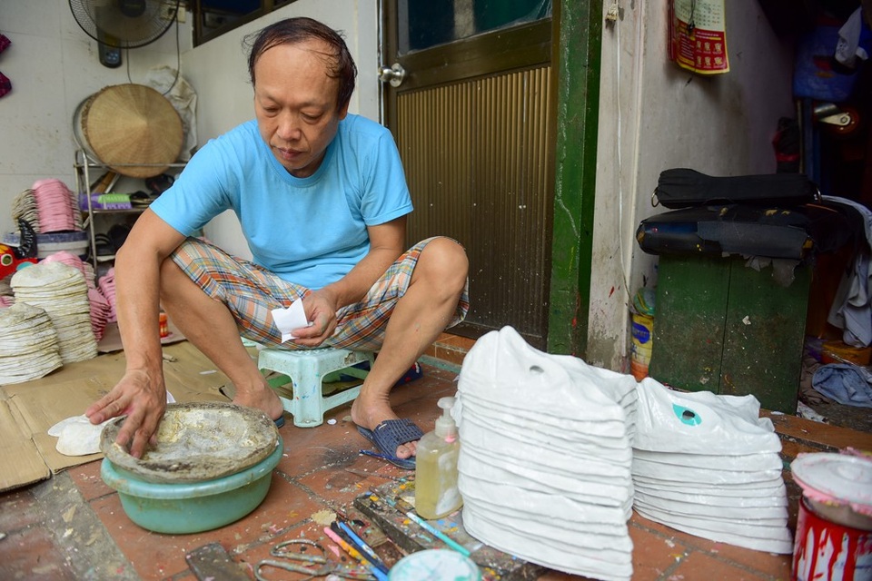 Gia đình làm mặt nạ giấy bồi cuối cùng ở phố cổ Hà Nội - 1
Mặt nạ giấy bồi là món đồ chơi từng rất được yêu thích, nhất là trong dịp Trung thu. Đến nay, món đồ chơi truyền thống này đã dần mai một do các loại đồ chơi hiện đại lấn át, chỉ còn một số người tìm mua. Ở khu phố cổ Hà Nội, vợ chồng nghệ nhân Nguyễn Văn Hòa là hộ gia đình duy nhất vẫn còn giữ nghề làm mặt nạ giấy bồi.