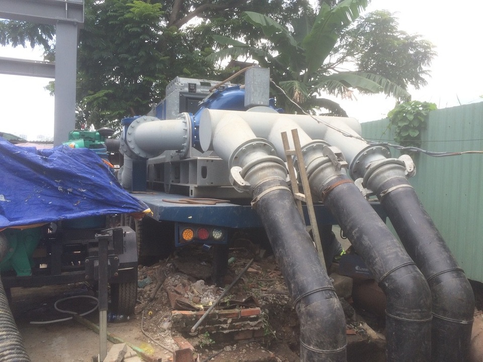 TPHCM tạm tính giá thuê máy bơm “siêu khủng” gần 10 tỷ đồng - 2
Trong thời gian máy bơm siêu khủng ngừng vận hành, Trung tâm chống ngập huy động 3 máy bơm để ứng phó với mưa lớn