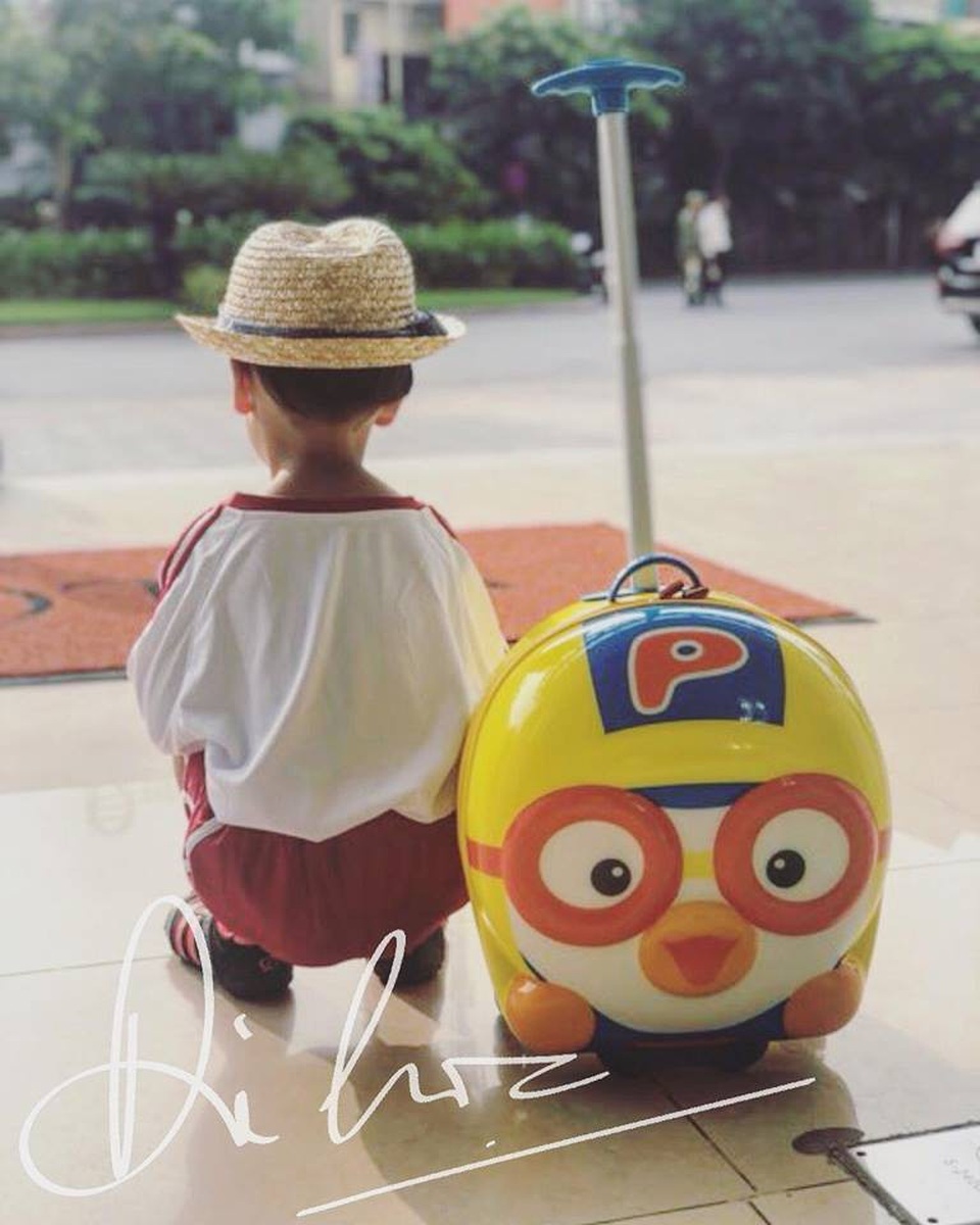 MC Phan Anh  chia sẻ về ngày đầu của con trai đi học năm học mới. Anh viết: Với mình, mỗi ngày con đến trường học thêm kiến thức chỉ là phần nhỏ, đến trường để các con được học thêm kỹ năng sống, rèn luyện nhân cách và đặc biệt là để được vui. Thật may là một năm trải nghiệm vừa rồi của các con cho mình cảm giác mình đã tìm được ngôi trường như vậy.