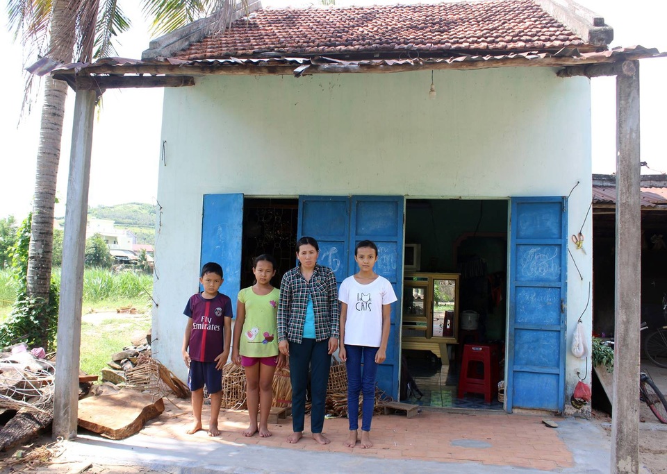 Cha mất vì ung thư, mẹ mắc bệnh tim nặng, 3 con sống trong khốn khó - 1
Chồng chết vì bệnh ung thư, 4 mẹ con chị Hồng sống trong khốn khó