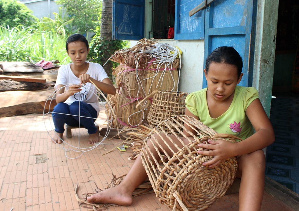 Cha mất vì ung thư, mẹ mắc bệnh tim nặng, 3 con sống trong khốn khó - 6 Hằng ngày các cháu đi học 1 buổi, 1 buổi phụ mẹ đan hàng mỹ nghệ để trang trải cuộc sống