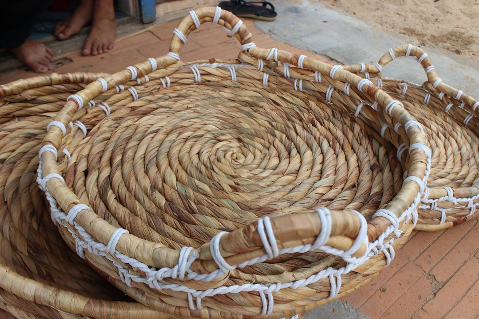 Cha mất vì ung thư, mẹ mắc bệnh tim nặng, 3 con sống trong khốn khó - 9
Mỗi sản phẩm được hoàn thành 4 mẹ con nhận được 20 nghìn tiền công