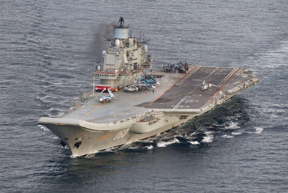 7 tàu sân bay mắc nhiều lỗi nhất thế giới - 7
Tàu sân bay Kuznetsov của Nga nhả khói đen (Ảnh: Reuters)