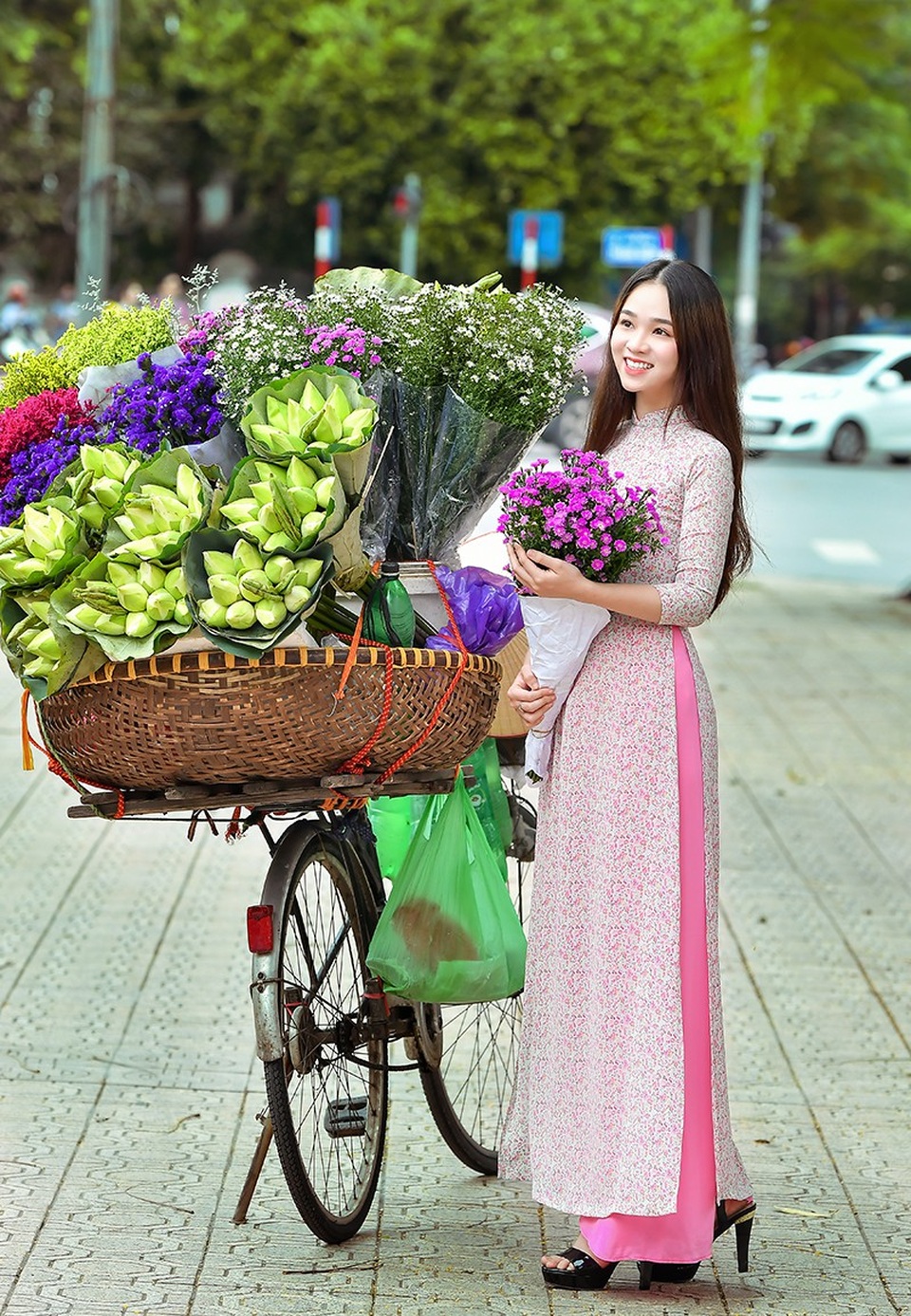 Hoa thu Hà Nội khoe sắc cùng thiếu nữ tuổi 18 - 13 Hoa thu Hà Nội khoe sắc cùng thiếu nữ tuổi 18 - 13