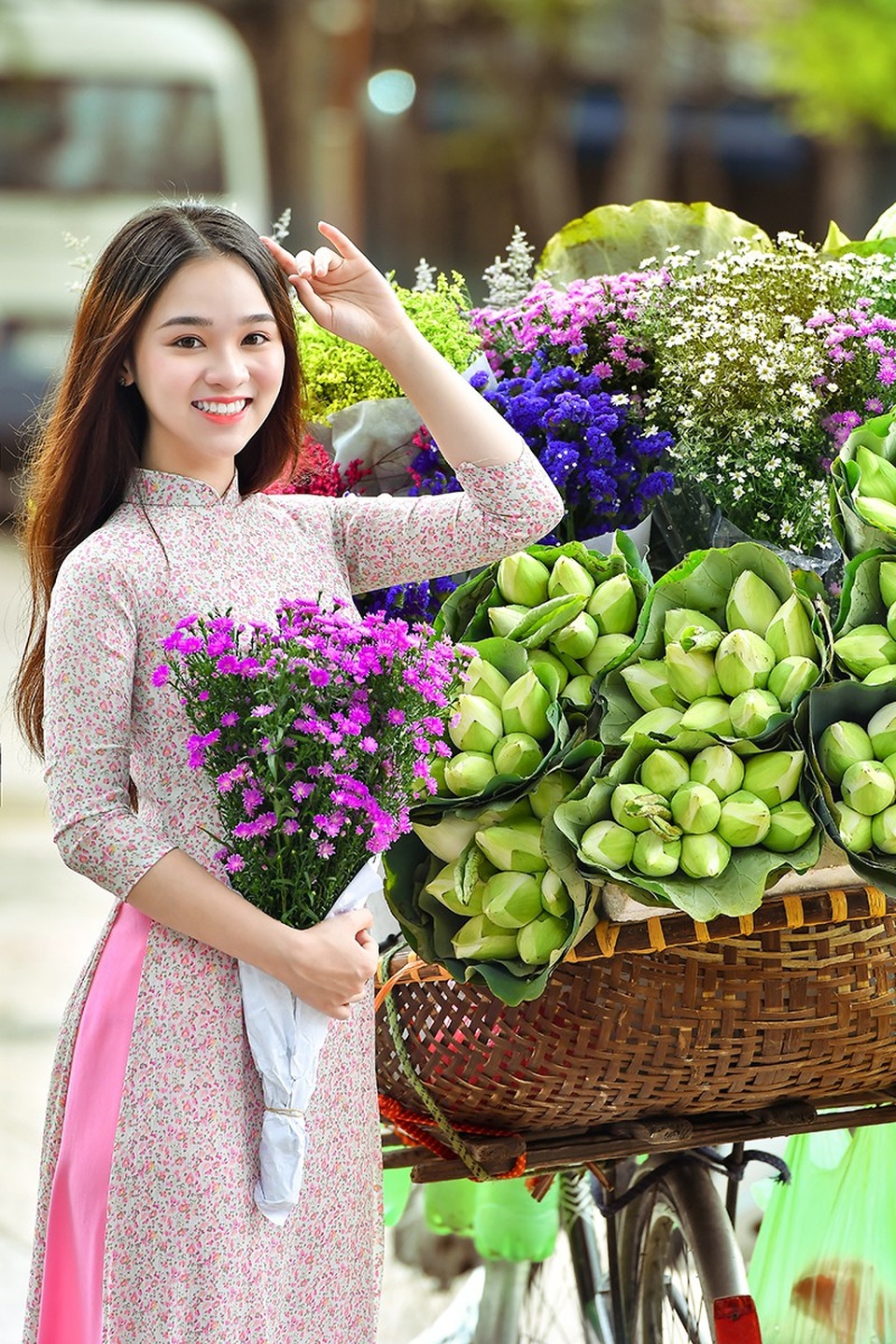 Hoa thu Hà Nội khoe sắc cùng thiếu nữ tuổi 18 - 6 Trên tay Ngọc Anh là bó hoa thạch thảo - loài hoa có màu tím biếc biểu trưng cho mùa thu Hà Nội.