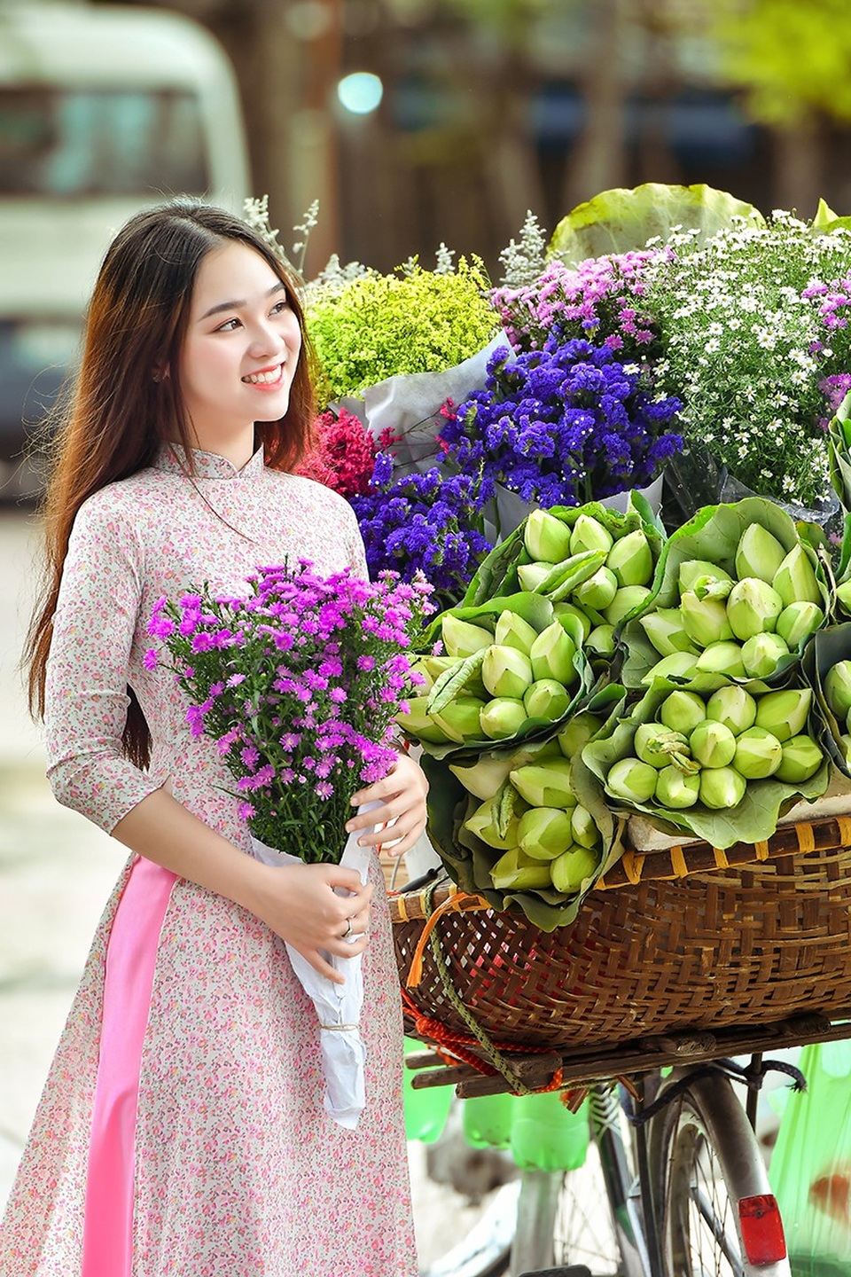 Hoa thu Hà Nội khoe sắc cùng thiếu nữ tuổi 18 - 5 Hoa cúc, hoa sen, hoa thạch thảo... làm nên sắc thu rực rỡ.