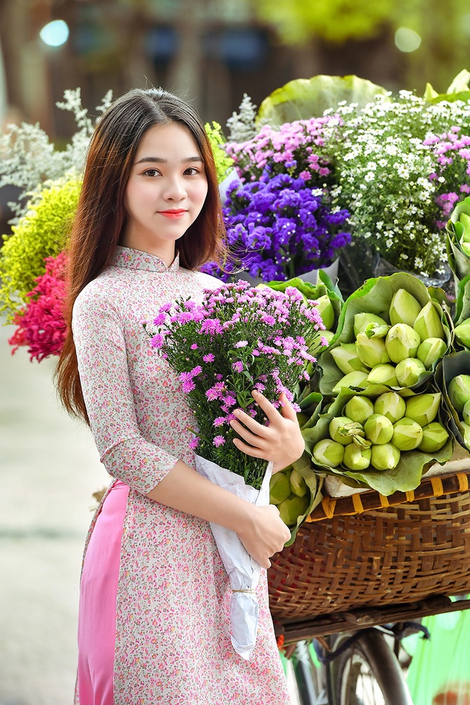 Hoa thu Hà Nội khoe sắc cùng thiếu nữ tuổi 18 - 4 Ngày đầu thu, những chiếc xe chở hoa rực rỡ sắc màu dạo khắp các phố phường tạo nên nét đẹp đặc trưng của thành phố này.