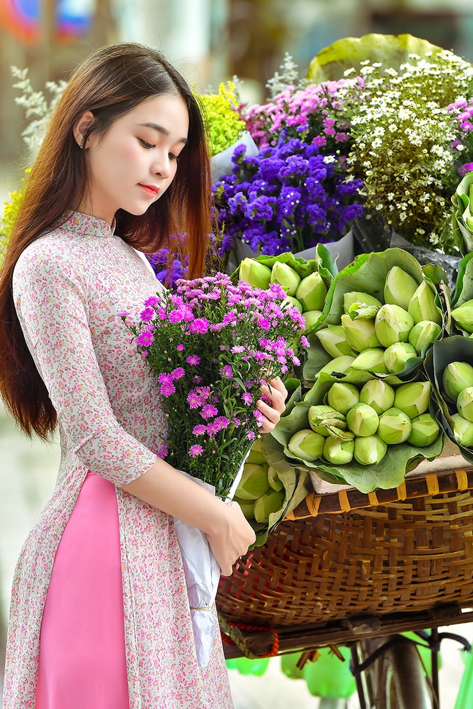 Hoa thu Hà Nội khoe sắc cùng thiếu nữ tuổi 18 - 3 Ngọc Anh sinh ra và lớn lên tại Hà Nội. Cô nói: Hà Nội vào mùa thu là đẹp nhất, tiết trời dịu mát, những bông hoa đua nhau khoe sắc.