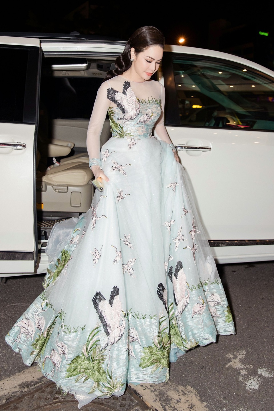 Chọn cho mình chiếc đầm dạ hội bồng bềnh, Nhật Kim Anh khoe vẻ đẹp kiêu sa trên thảm đỏ. Nữ diễn viên cũng khéo léo kết hợp cùng phụ kiện và mái tóc xoăn nhẹ giúp tôn lên nét trẻ trung, quyến rũ của “bà mẹ một con”.