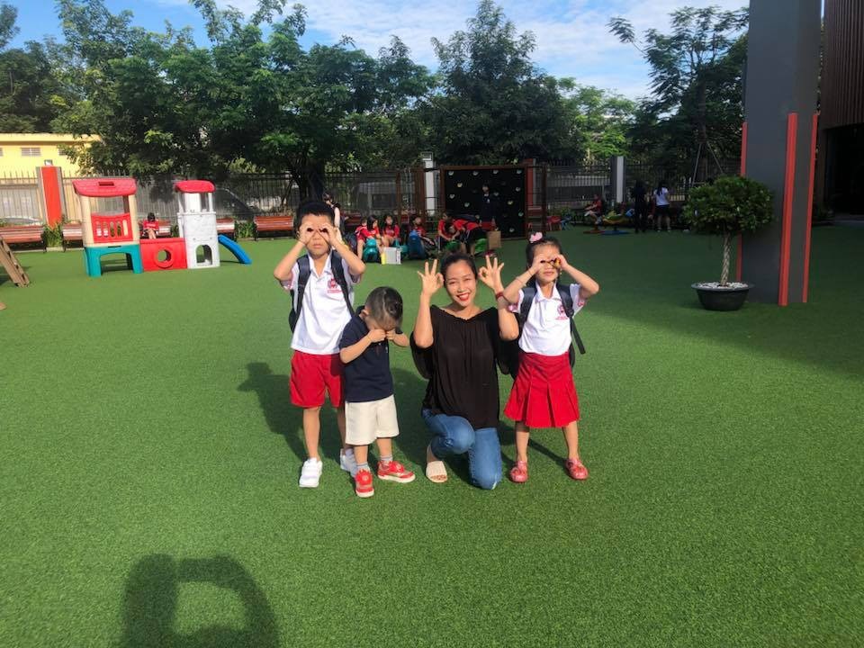 MC Ốc Thanh Vân chia sẻ về ngày đầu tiên đi học của các con trên trang cá nhân, cô viết: Sáng nay ngủ nướng nên đoạn đánh răng rửa mặt thay đồ hơi lâu. Nhưng đến trường rồi thì em nào cũng ngoan. Trường thương trường yêu của em mà!