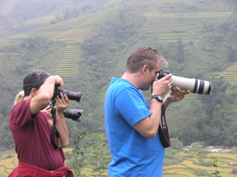 Du khách nước ngoài thích thú chụp ảnh ruộng bậc thang Sa Pa mùa lúa chín
