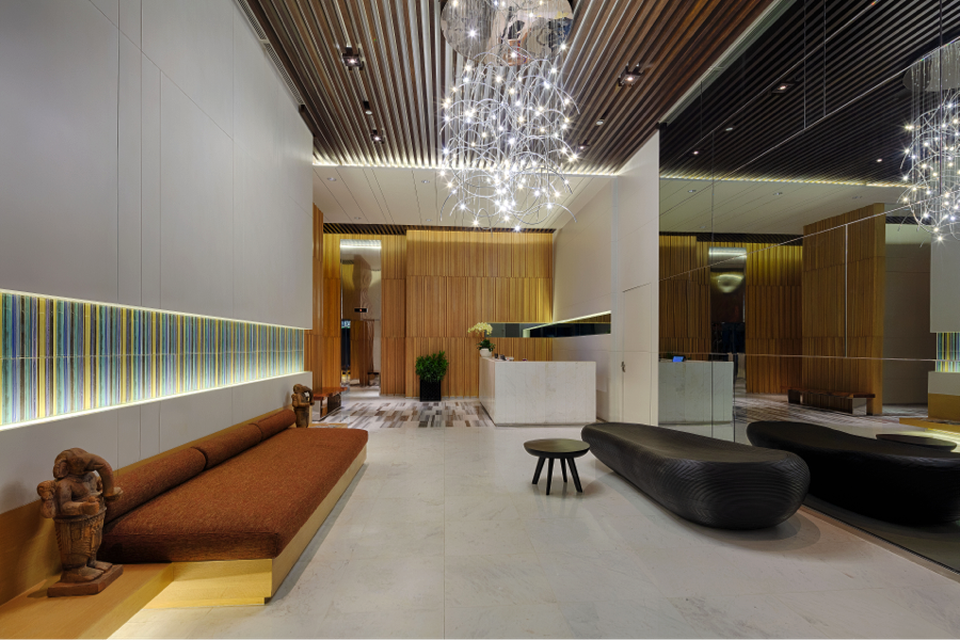 Chủ nhân cũng được hưởng những dịch vụ concierge 5 sao, hoàn hảo đáp ứng mọi nhu cầu khắt khe nhất. Tại đây, dịch vụ bác sĩ, trông trẻ, thư ký, chăm sóc cây cảnh, mua sắm theo yêu cầu mang tới nghệ thuật chăm sóc cuộc sống đúng nghĩa.