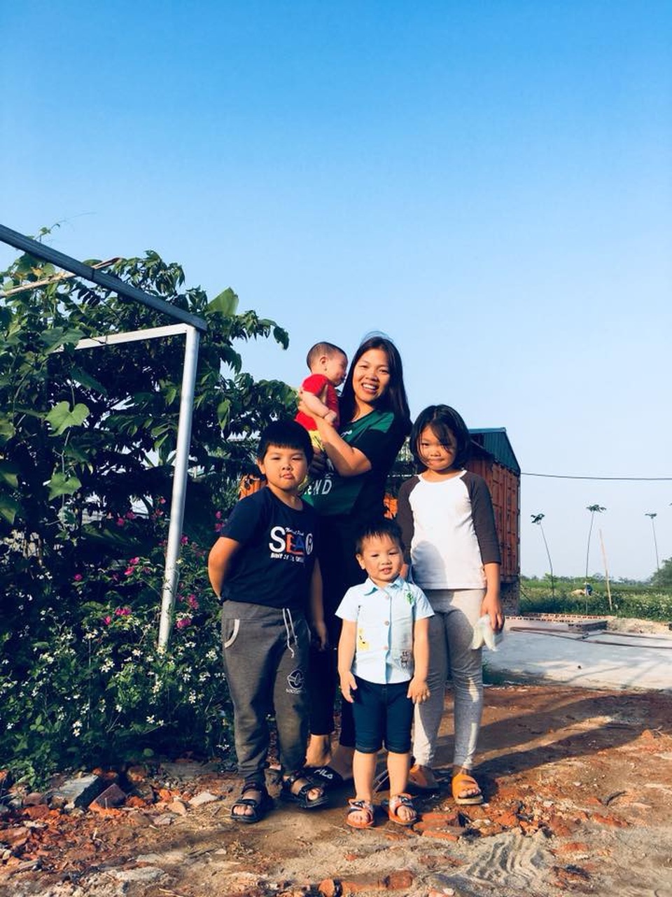 Chuyện “bà mẹ bỉm sữa” đi học Thạc sĩ - 1
Chị Dung rạng rỡ bên các thiên thần nhỏ của mình.