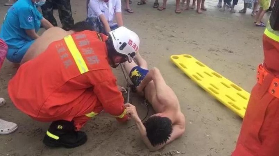 Tình cảnh éo le: Đi tắm biển bị cá đuối gai độc đâm vào “chỗ hiểm” - 2 Đội cứu hộ nỗ lực giải thoát cho nạn nhân không may mắn