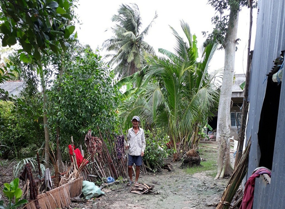 "Nhà tôi không khác trại tâm thần, ngày nào tôi cũng bị chúng nó đánh" - 5 Cả nhà có anh Phước bị tâm thần nhẹ nhất nên vẫn lấy được vợ nhưng sinh con ra, con anh Phước cũng bị tâm thần