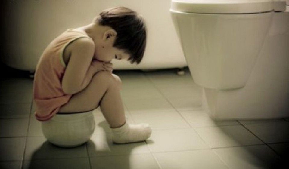 Trẻ bị táo bón kéo dài vì “sợ” đi cầu ở trường - 1 Cần phát hiện sớm tình trạng nhịn tiêu tiểu ở trẻ để có giải pháp hỗ trợ cho trẻ (ảnh: minh họa)