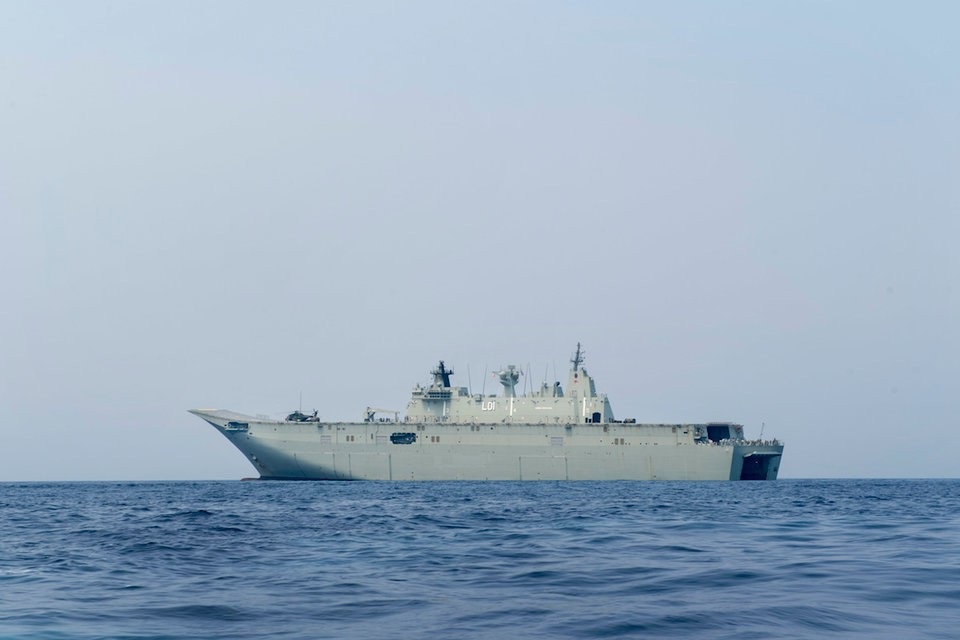 7 tàu sân bay mắc nhiều lỗi nhất thế giới - 1 Tàu sân bay HMAS Adelaide của Australia (Ảnh: US Navy)