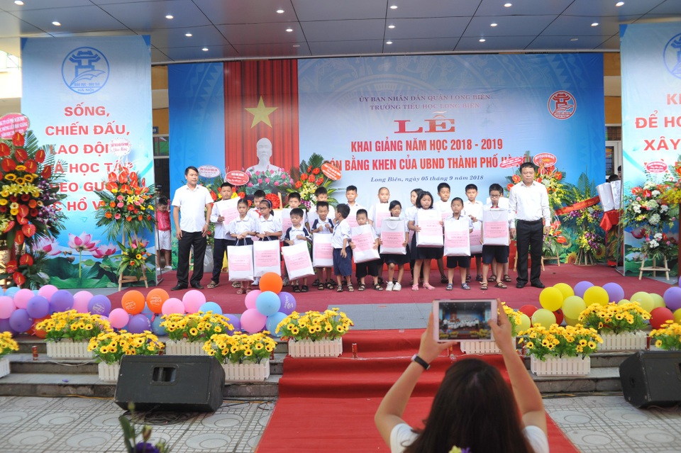 Học trò cả nước náo nức trong lễ khai giảng - 12
Tại lễ khai giảng trường tiểu học Long Biên, nhiều học sinh nghèo vượt khó được trao tặng quà.