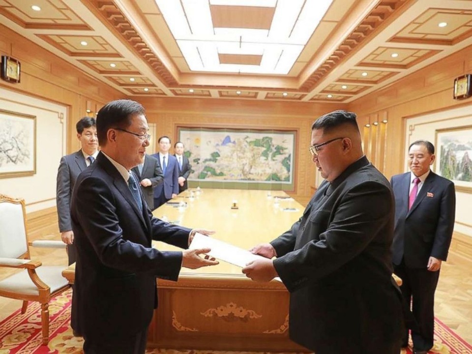 Ông Kim Jong-un nhận thư riêng của Tổng thống Hàn Quốc - 1 Ông Chung Eui-yong trao thư của Tổng thống Moon Jae-in cho nhà lãnh đạo Kim Jong-un (Ảnh: ABC)