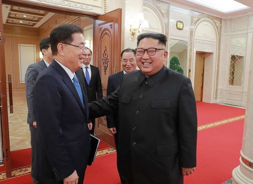Ông Kim Jong-un nhận thư riêng của Tổng thống Hàn Quốc - 2 Ông Kim Jong-un vui vẻ trò chuyện với cố vấn cấp cao của tổng thống Hàn Quốc Chung Eui-yong (Ảnh: ABC)