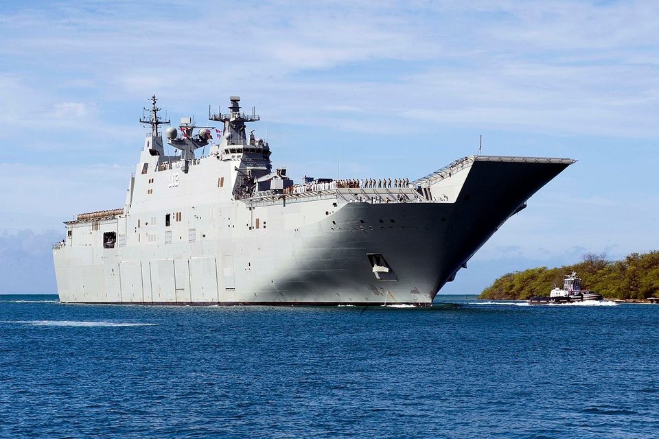 7 tàu sân bay mắc nhiều lỗi nhất thế giới - 5 Tàu sân bay HMAS Canberra của Australia (Ảnh: US Navy)