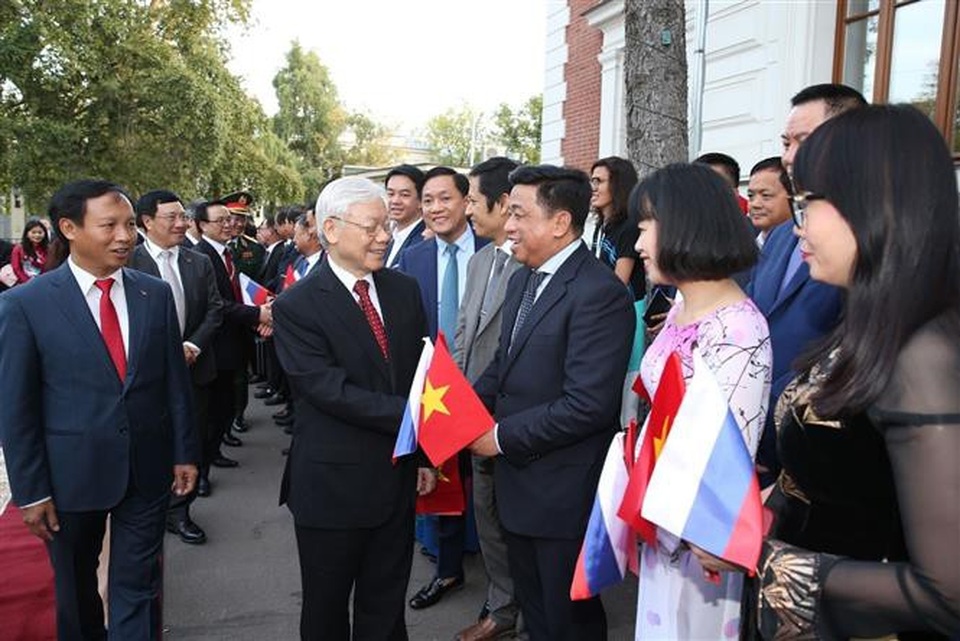 Tổng Bí thư: Gìn giữ và phát huy truyền thống quan hệ tốt đẹp Việt Nam - Liên bang Nga - 1
Cán bộ, nhân viên Đại sứ quán Việt Nam và đại diện cộng đồng người Việt Nam tại LB Nga đón Tổng Bí thư Nguyễn Phú Trọng. Ảnh: Trí Dũng - TTXVN