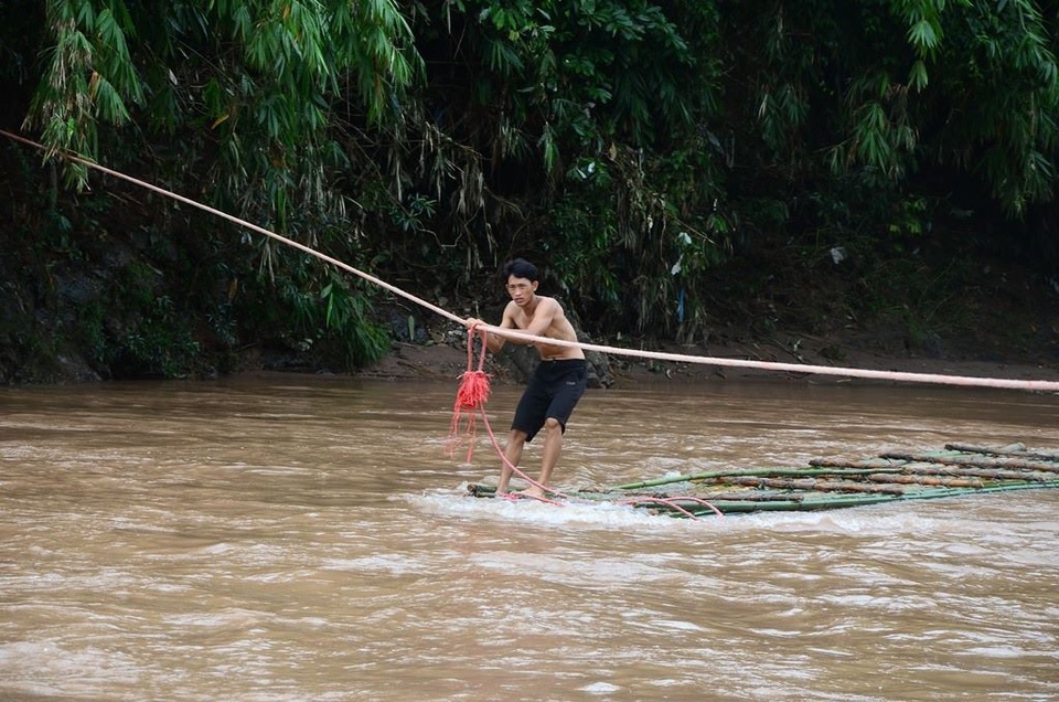 “Đến giáo viên cũng từng chui túi nilon để vượt lũ”! - 4 Việc kéo bè, theo trưởng bản Vừ A Giống, nước chảy xiết nên rất dễ lật, đồng thời dây có thể đứt càng nguy hiểm hơn nên nhiều bố mẹ không muốn cho con qua suối bằng cách này (Ảnh: Đ. Tuấn).