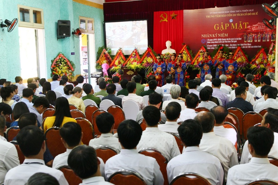 Nhiều thế hệ cán bộ của Trung tâm Bảo tồn Di tích Cố đô Huế, các nhà nghiên cứu, văn hóa Huế, lãnh đạo các thời kỳ tỉnh Thừa Thiên Huế có mặt tại buổi lễ