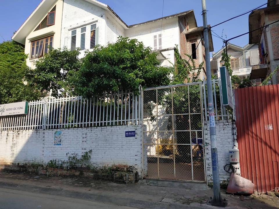 Vụ tour 0 đồng, lừa bán hàng giá cao: Công ty không có giấy phép kinh doanh du lịch - 1 Hiện tại, Công ty TNHH Dịch vụ Thương mại và Du lịch Á Châu đã tháo dỡ biển công ty và khóa trái cửa, dừng hoạt động.