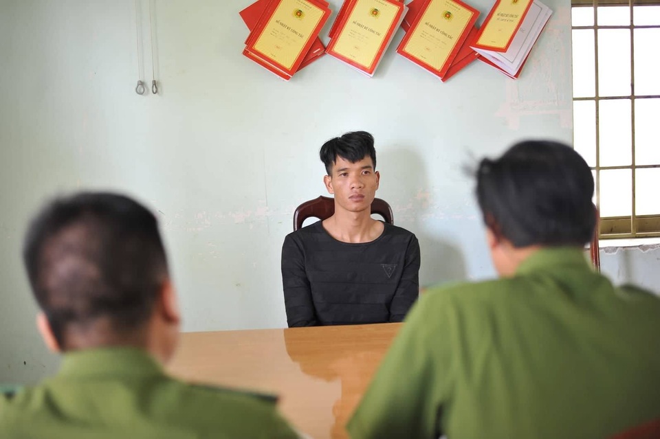 Bắt đối tượng vờ mua vàng rồi giật bỏ chạy - 3 Đối tượng Thành tại cơ quan công an