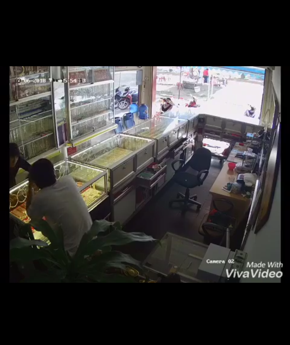 Bắt đối tượng vờ mua vàng rồi giật bỏ chạy - 1 Đối tượng Thành (áo đen) vờ hỏi mua vàng (ảnh cắt từ clip)