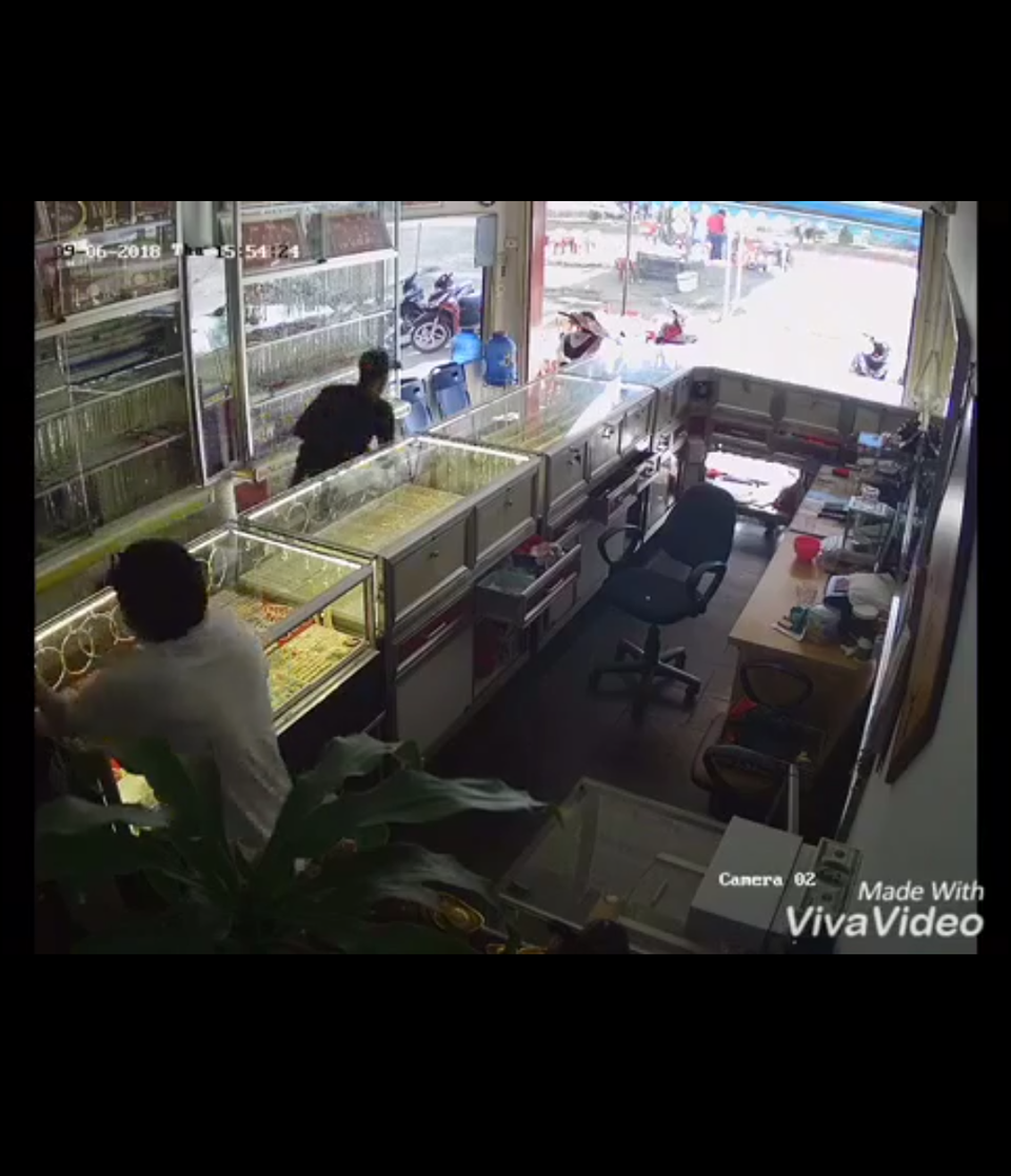 Bắt đối tượng vờ mua vàng rồi giật bỏ chạy - 2 Rồi nhanh chóng giật giây chuyền vàng bỏ chạy ra ngoài (ảnh cắt clip)