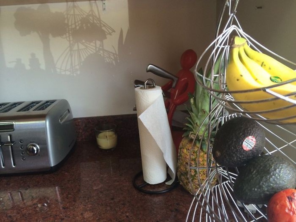 Những dụng cụ làm bếp tưởng như không hề có sự liên quan, lại tạo nên một bức tranh nghệ thuật bằng hình bóng phản chiếu lên bức tường.