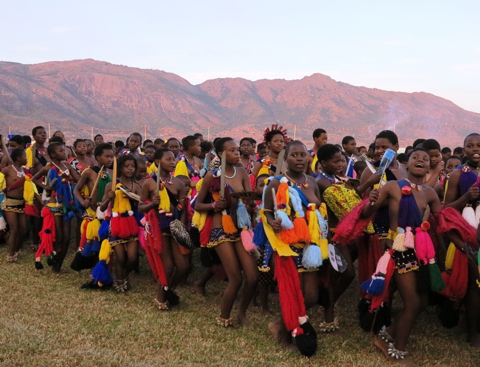 Nhà vua eSwatini mong muốn thúc đẩy quan hệ thương mại với Việt Nam - 4 Lễ hội “Reed Dance” đặc sắc truyền thống của eSwatini với 20.000 thiếu nữ để ngực trần nhảy múa biểu diễn cùng Đức Vua, được tổ chức song song cùng Hội chợ TMQT eSwatini 2018. (Ảnh: Huyền Sâm)