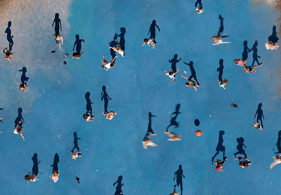 Bóng của những người trên bãi biển tạo nên một bức tranh sinh động, nhiều sắc thái thú vị.