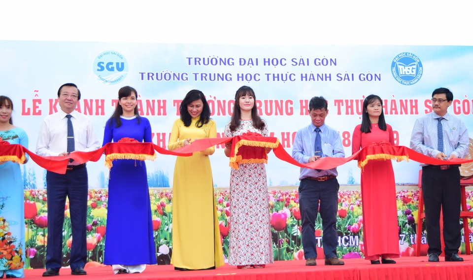 TPHCM: Trường trung học 60 năm tuổi khánh thành cơ sở mới trị giá 90 tỷ đồng - 1 Lãnh đạo TPHCM đến cắt băng khánh thành cơ sở mới của trường Thực hành Sài Gòn