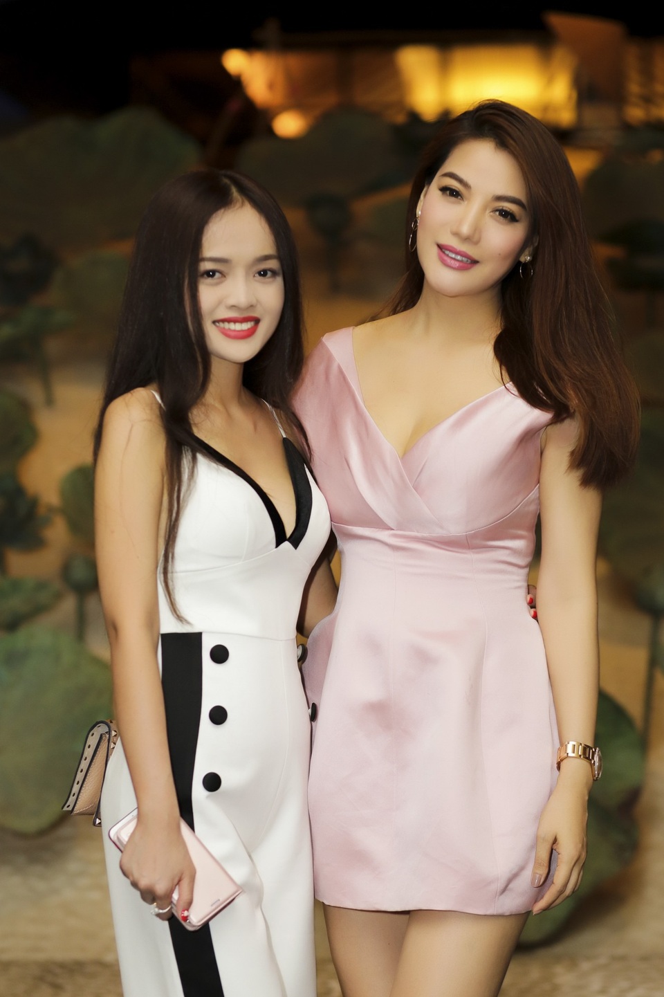 Trương Ngọc Ánh chia sẻ “duyên tình” 20 năm với Chi Bảo từ “Đồng tiền xương máu” - 2 Tuy nhiên chỉ vài giờ sau đó, khi dự buổi tiệc, cô chọn bộ đầm ngắn màu hồng nhạt, khoe chân dài nuột nà cùng vòng 1 gợi cảm nhờ chi tiết khoét sâu ở phần cổ váy. Cô mix bộ cánh với giày, đồng hồ, clutch hàng hiệu có tone màu nude hài hoà. Mặc dù đã bước sang tuổi 40 nhưng Trương Ngọc Ánh vẫn giữ được nhan sắc trẻ và phong cách ăn mặc trẻ trung.