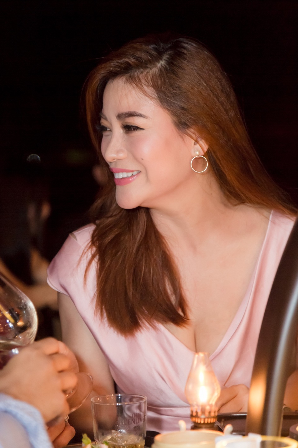 Trương Ngọc Ánh chia sẻ “duyên tình” 20 năm với Chi Bảo từ “Đồng tiền xương máu” - 5 Trương Ngọc Ánh và Chi Bảo trở thành bạn bè khi đóng chung trong phim “Đồng tiền xương máu”. Chính Chi bảo từng tiết lộ, Trương Ngọc Ánh đã giúp đỡ anh rất nhiều vào thời điểm anh gặp khó khăn về kinh tế. Ngay cả khi cuộc hôn nhân đầu tiên đổ vỡ, Trương Ngọc Ánh cũng là người lắng nghe, cho anh những lời khuyên, giúp anh vượt qua giai đoạn sóng gió. Từ khi Chi Bảo thành lập Quỹ Hiểu về trái tim, Trương Ngọc Ánh đã trở thành đại sứ và giám đốc truyền thông của Quỹ.